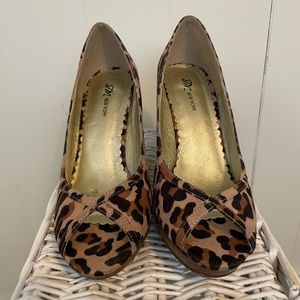 SM New York sz 7 leopard print heels